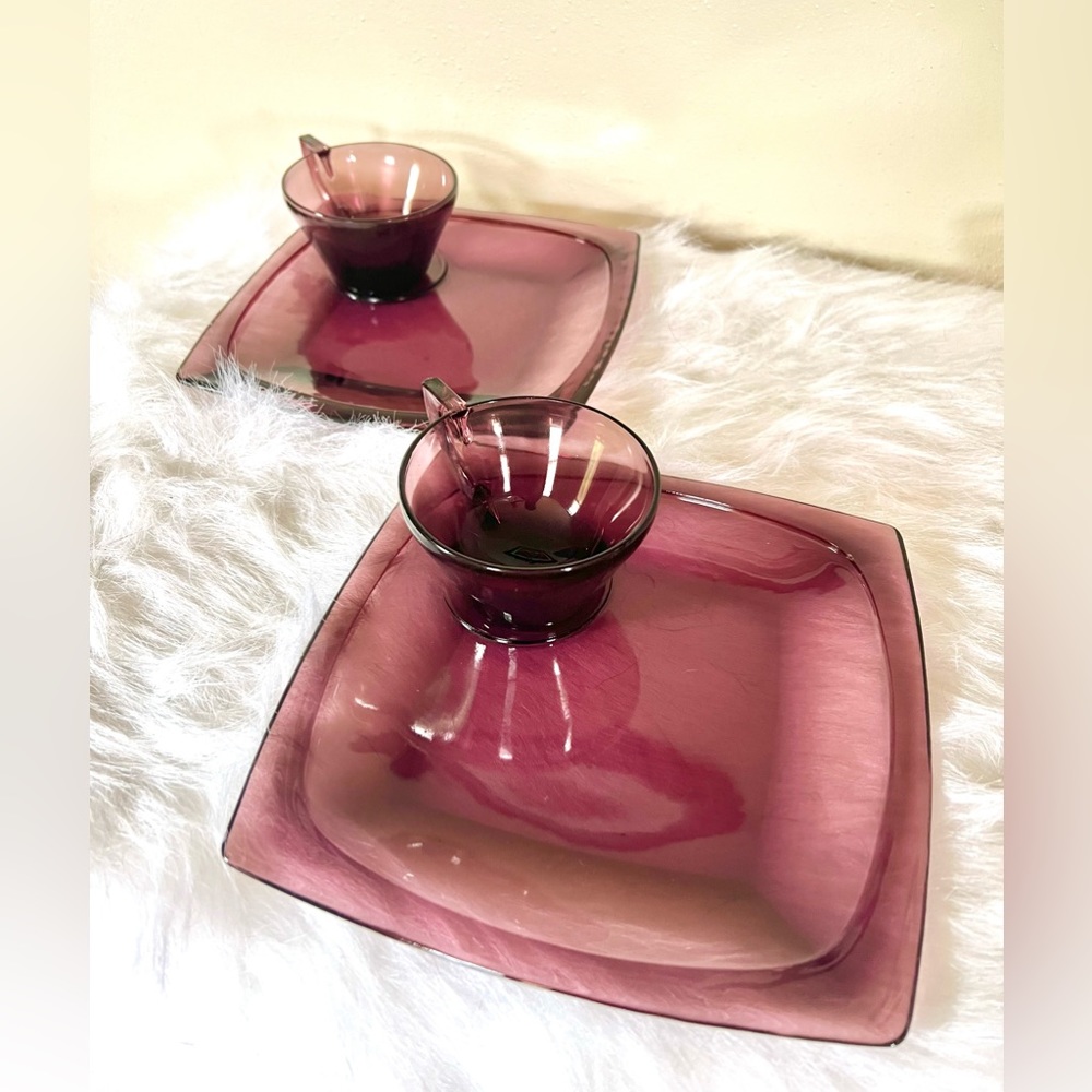 2 sets / 4 pieces of Morrocan Amethyst Snack Plates and Cups by Hazel Atlas